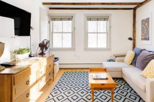 1830 Enchanting, Light-Filled Farmhouse Apartment