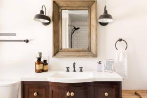 1830 Enchanting, Light-Filled Farmhouse Apartment