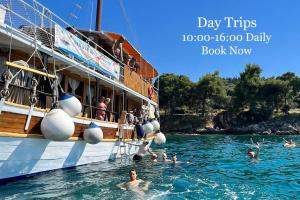 Rhythm Floating Hostel - Zadar