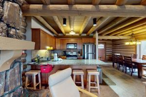 Crescent Cabin in the Woods