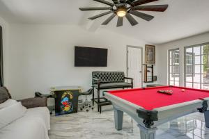 Pool Table, Fire Pit Spacious Home in Dover!