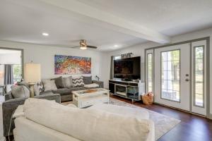 Pool Table, Fire Pit Spacious Home in Dover!