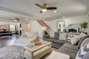 Pool Table, Fire Pit Spacious Home in Dover!