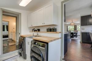 Pool Table, Fire Pit Spacious Home in Dover!