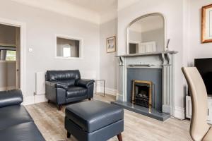 Swan Lake - Stunning Lakeside Apartment with Private Garden