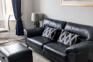 Swan Lake - Stunning Lakeside Apartment with Private Garden