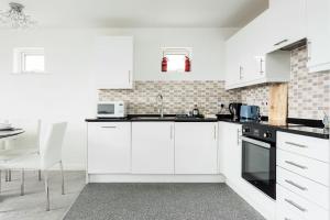 Beach Point - Stunning Harbour Views from Balcony