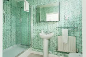 Beach Point - Stunning Harbour Views from Balcony