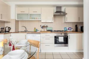 Sunnyside - Stylish Apartment Moments from Poole Quay