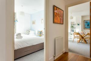 Sunnyside - Stylish Apartment Moments from Poole Quay