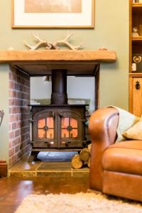 The Willows - Charming Railway Woodland Cottage with Log Burner