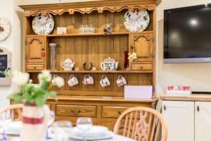 The Willows - Charming Railway Woodland Cottage with Log Burner