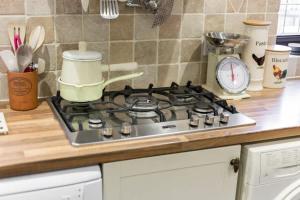 The Willows - Charming Railway Woodland Cottage with Log Burner