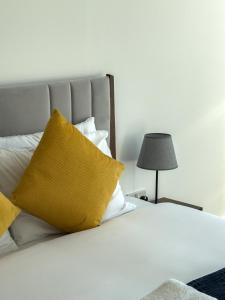 London Thames River Stunning Views 2BR 2 Bath 2 Balcony Sleeps Family of 6