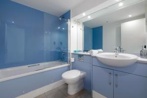 London Thames River Stunning Views 2BR 2 Bath 2 Balcony Sleeps Family of 6