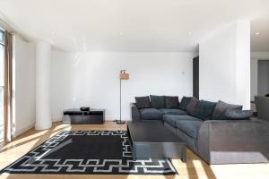 London Thames River Stunning Views 2BR 2 Bath 2 Balcony Sleeps Family of 6