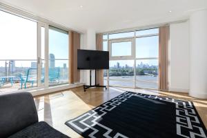 London Thames River Stunning Views 2BR 2 Bath 2 Balcony Sleeps Family of 6