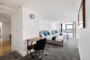 London Thames River Stunning Views 2BR 2 Bath 2 Balcony Sleeps Family of 6