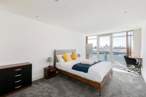 London Thames River Stunning Views 2BR 2 Bath 2 Balcony Sleeps Family of 6