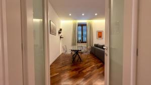 Elegant Roman Escape Walk to the Colosseum