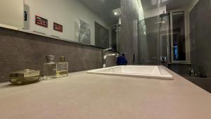 Elegant Roman Escape Walk to the Colosseum