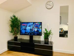 Spacious 3 Bedroom House with Parking in Taunton