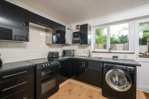 Comfortable 2 Bedroom Home with Parking in Taunton