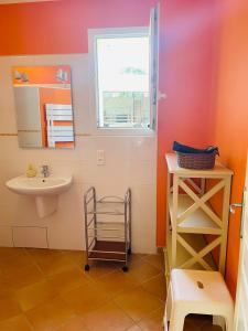 Maisons de vacances Gites le Fabras, espace de verdure, piscine collective et jeux : photos des chambres