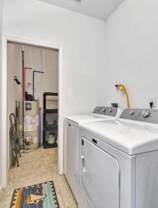 Spacious Yard, Free Parking, Washer and Dryer