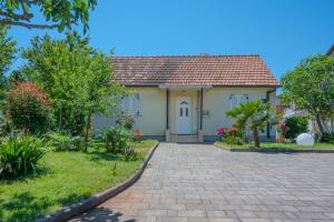 Holiday House with garden "Nena"