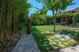 Holiday House with garden "Nena"