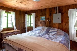 Maplewood Rustic 2BR Cabin, Water Access, Fireplace near Hanover, New Hampshire