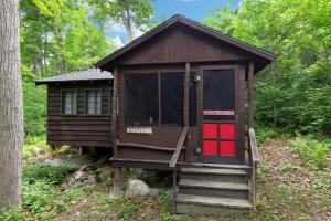 Maplewood Rustic 2BR Cabin, Water Access, Fireplace near Hanover, New Hampshire