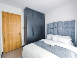 beautifully furnished one bedroom with scenic city views , swimming pool, equipped gym ample parking and child playground