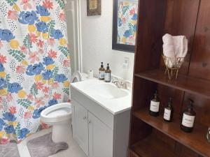 Kid-Friendly Walk to Playground 2-bedroom house in Gulf Breeze with WiFi and AC