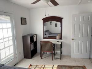 Kid-Friendly Walk to Playground 2-bedroom house in Gulf Breeze with WiFi and AC