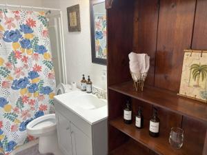 Kid-Friendly Walk to Playground 2-bedroom house in Gulf Breeze with WiFi and AC