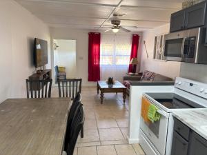 Kid-Friendly Walk to Playground 2-bedroom house in Gulf Breeze with WiFi and AC