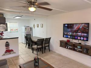 Kid-Friendly Walk to Playground 2-bedroom house in Gulf Breeze with WiFi and AC
