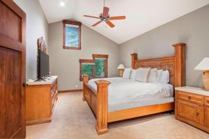 2430 Deer Valley Getaway! Private Hot Tub! Free Skier Shuttle and Two Utah Gold Ski Passes! by SkyRun Park City