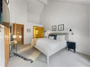 2480 Escape to the Lakes at Deer Valley! Private Hot Tub Oasis-Close to the Slopes! Free Skier Shuttle to Deer Valley! by SkyRun