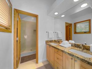 2480 Escape to the Lakes at Deer Valley! Private Hot Tub Oasis-Close to the Slopes! Free Skier Shuttle to Deer Valley! by SkyRun