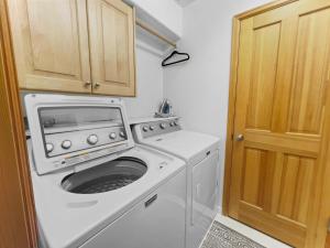 2480 Escape to the Lakes at Deer Valley! Private Hot Tub Oasis-Close to the Slopes! Free Skier Shuttle to Deer Valley! by SkyRun