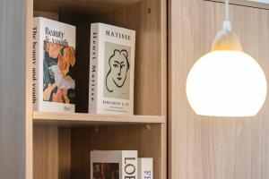 Spacious 1BR Studio Private Balcony and Cozy Netflix