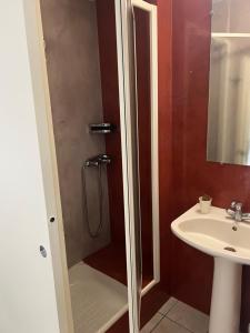 Hotels Hotel Restaurant le Bellevue : Chambre Triple - Vue sur Mer