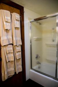 Cozy Cabin Rental with Fireplace near Killington Mountains in Vermont