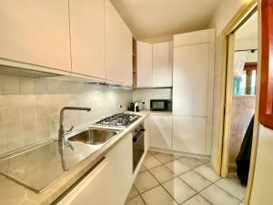 SAbba e Sa Pedra, luxury apartment Erica sea view with common swimming pool just 10 mt from the beach