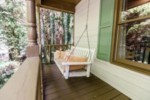 Private and Group Friendly Yard Foosball Fire Pit - 3hvězdičkové hotely ve městě Raleigh