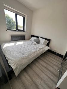 2 Double Bedrooms 1 Bathroom Near Train Station