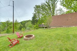 Cozy Cabin with Fire Pit Walk to Lake Taneycomo!